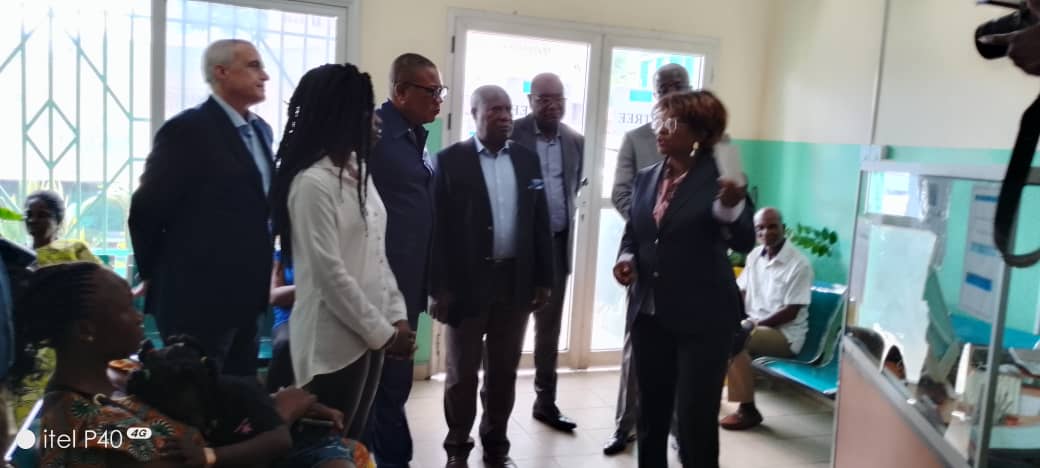 Visite des autorités municipales et partenaires de santé à la clinique Swalou Diagnostics
